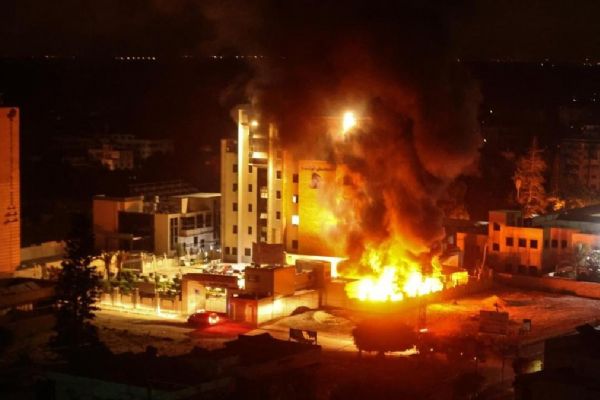 İsrail Gazze'deki El-Avde ile Endonezya Hastanesi'nin çevresini bombaladı