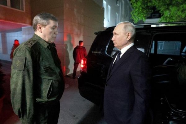 Putin Ukrayna sınırına yakın karargahı ziyaret etti