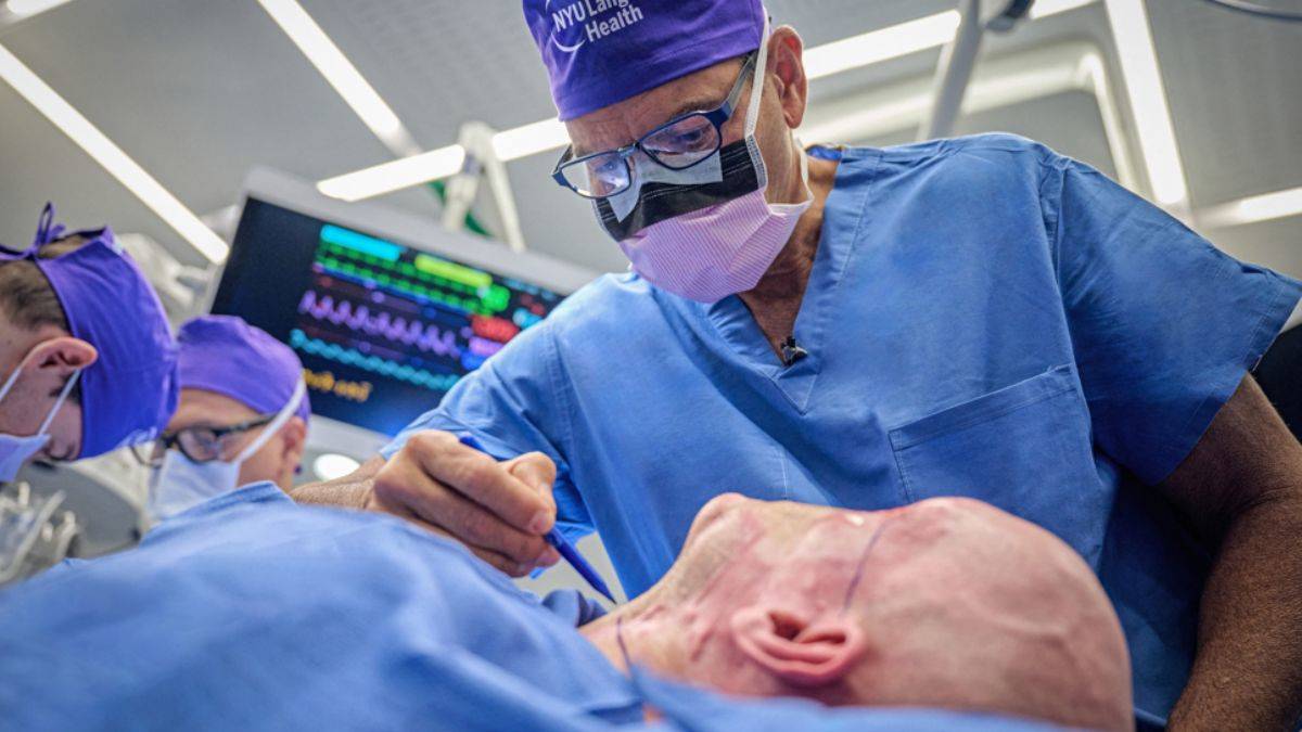 Dünyanın ilk tüm göz nakli yapıldı