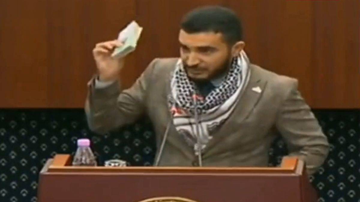 Cezayir meclisinde kürsüde iki Kassam füzesi parası çıkardı