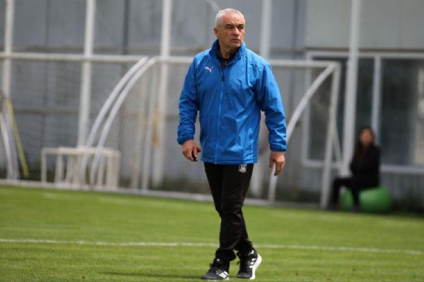 Elini taşın altına koydu! Zor günlerin adamı Rıza Çalımbay