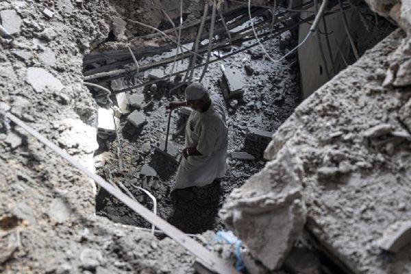 İsrail, Gazze'deki Şifa Hastanesinin ameliyathane bölümünü vurdu