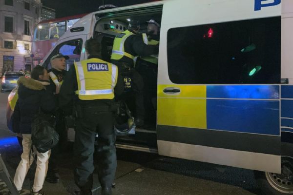 Londra'da ''Gazze'ye ateşkes'' çağrısı yapan 126 göstericiye gözaltı