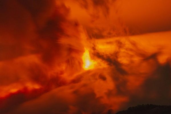 Etna Yanardağı faaliyete geçti! Hava trafiği için kırmızı uyarı