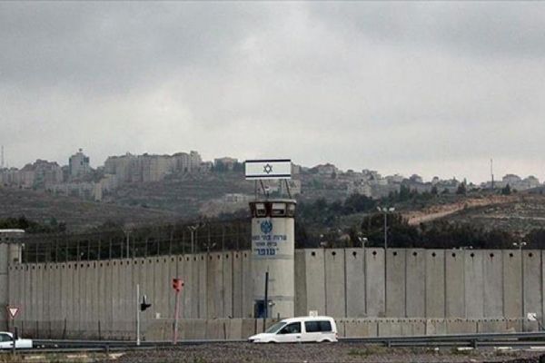 İsrail hapishanelerinde Filistinli mahkumlara toplu transfer uygulamaları hızlandı