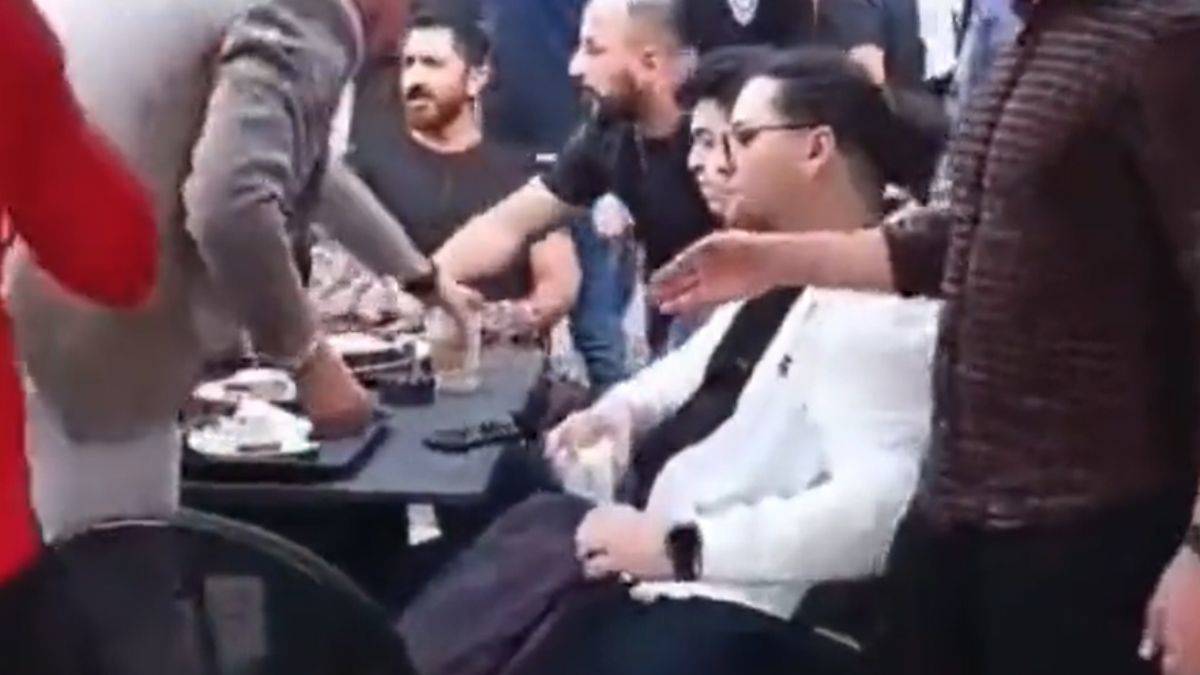 Kocaeli'de Starbucks masalarındaki müşterileri kaldırdılar