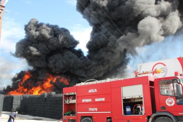 Antalya'da plastik ambalaj fabrikasında büyük yangın