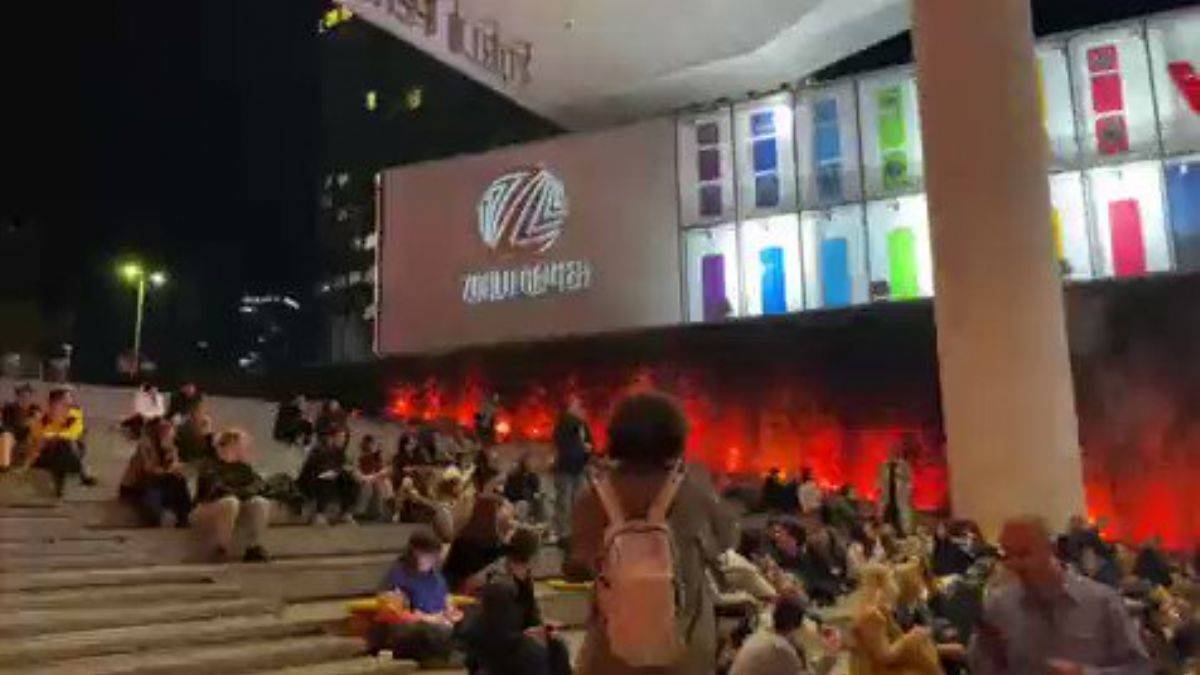 İstanbul'daki Zorlu Center önünde Filistin'e destek