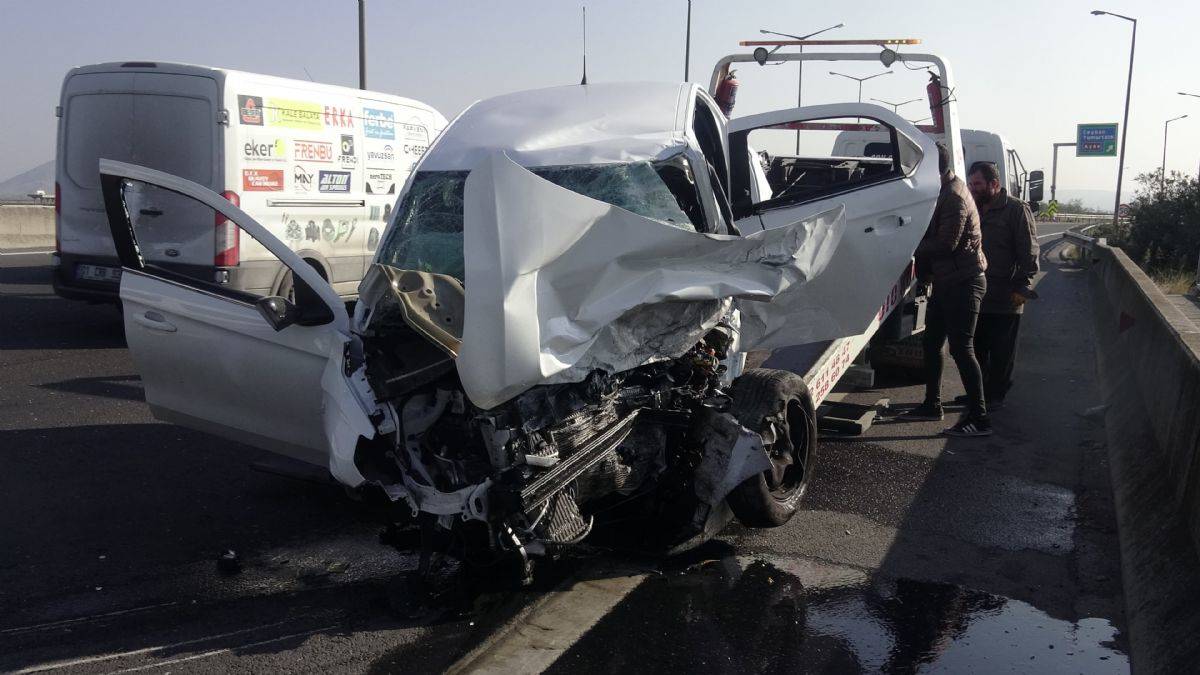 Otoyolda ters şeritte giderken kaza yaptı: 3 ölü