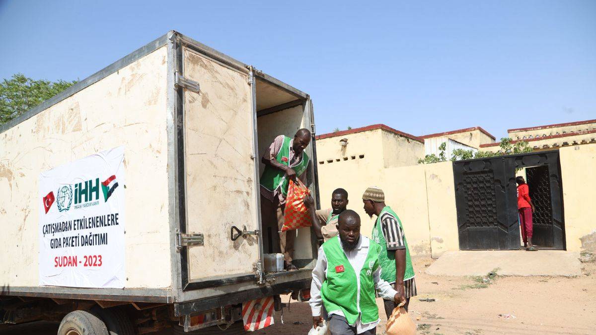 İHH’dan Sudanlı savaş mağdurlarına gıda desteği