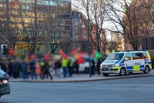 İsveç'te PKK yandaşlarından provokasyon! Belediye binası direklerine örgüt paçavralarını çektiler