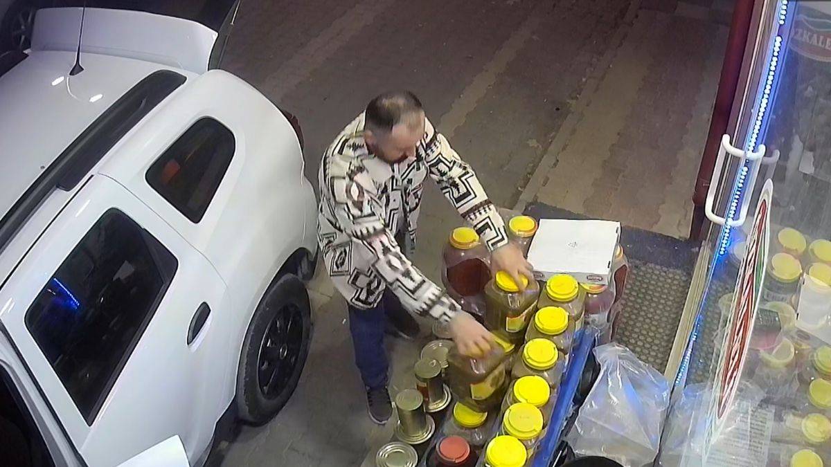 Kapalı marketten ürünleri alıp, not bıraktı