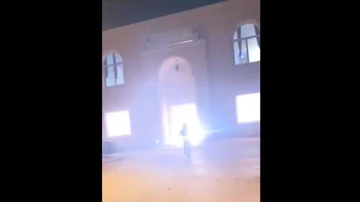 İsrail askeri 'çek beni' dedi, caminin içerisine el bombası attı