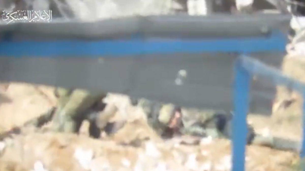 Kassam'ın ateş hattına giren ölü İsrail askerini bırakıp kaçtılar