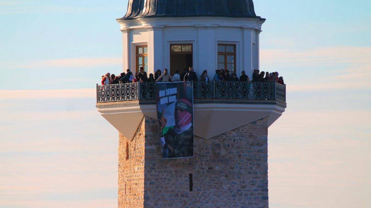 Ebu Ubeyde'nin pankartı Kız Kulesi'ne asıldı