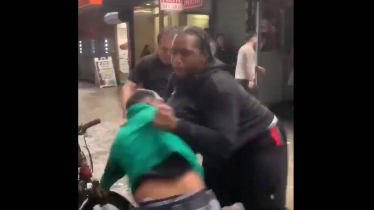 Dükkana saldıran grubu darmadağın etti