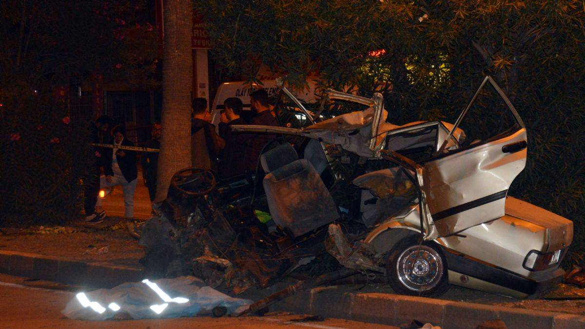 Ağaçlara çarpan araçtaki 3 kişi öldü