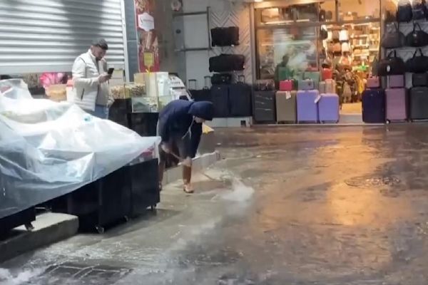 İzmir'i sağanak vurdu! Ev ve iş yerleri sular altında kaldı