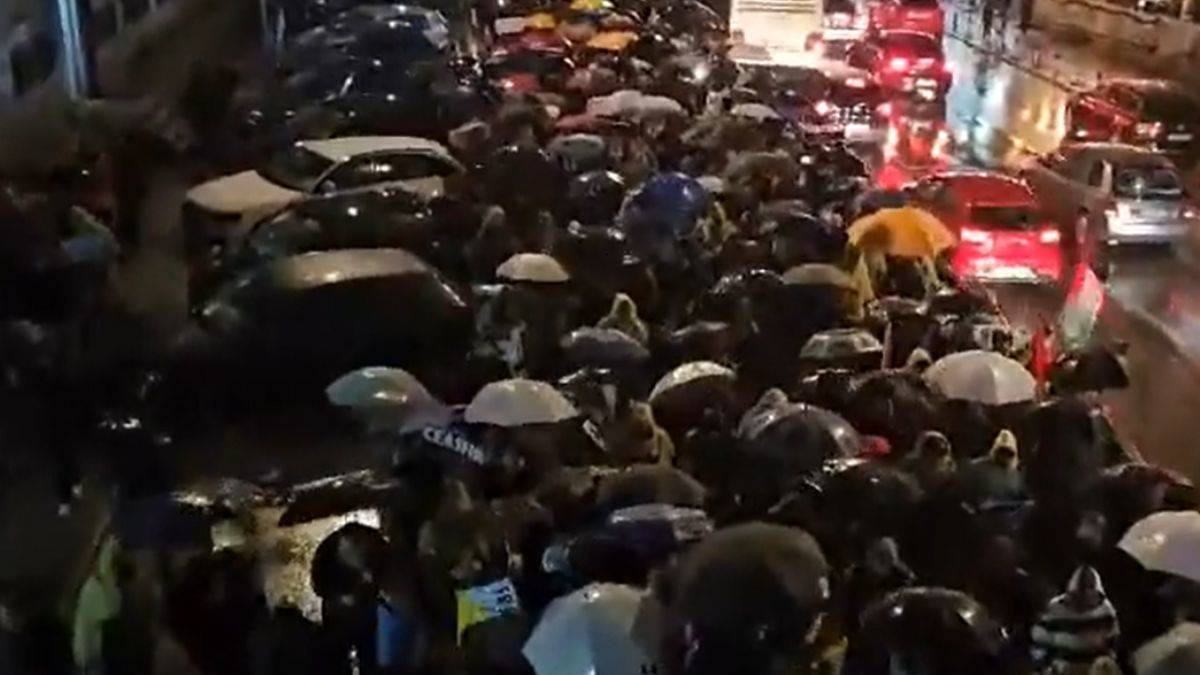 Üsküp'te sağanak yağmurda Filistin gösterisi