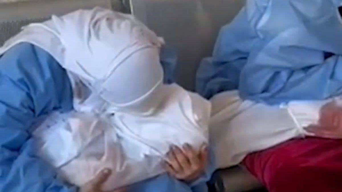 Filistinliler, cenazelere son kez sarılarak gözyaşlarıyla veda etti