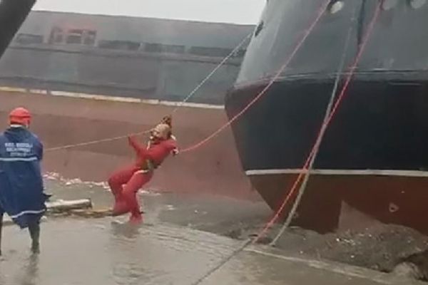 Zonguldak'ta ikiye bölünen geminin personeli böyle kurtarıldı