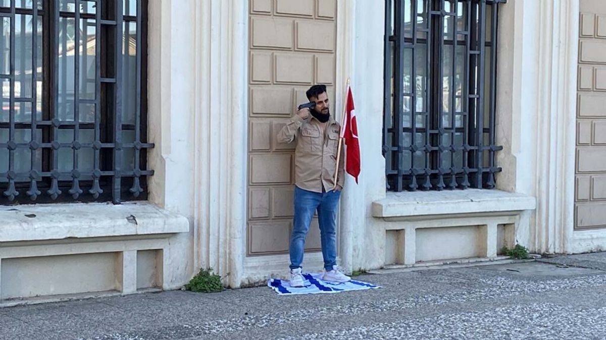 İzmir'de İsrail protestosu; başına tabanca dayadı