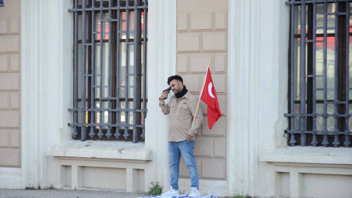 İzmir'de İsrail protestosu; başına silah dayadı, teslim oldu