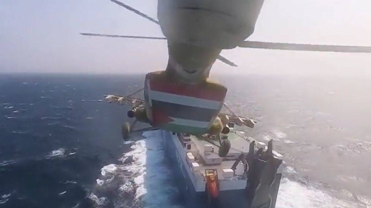 'İsrail gemisi' diye bastıkları kargo gemisine Filistin bayrağı astılar