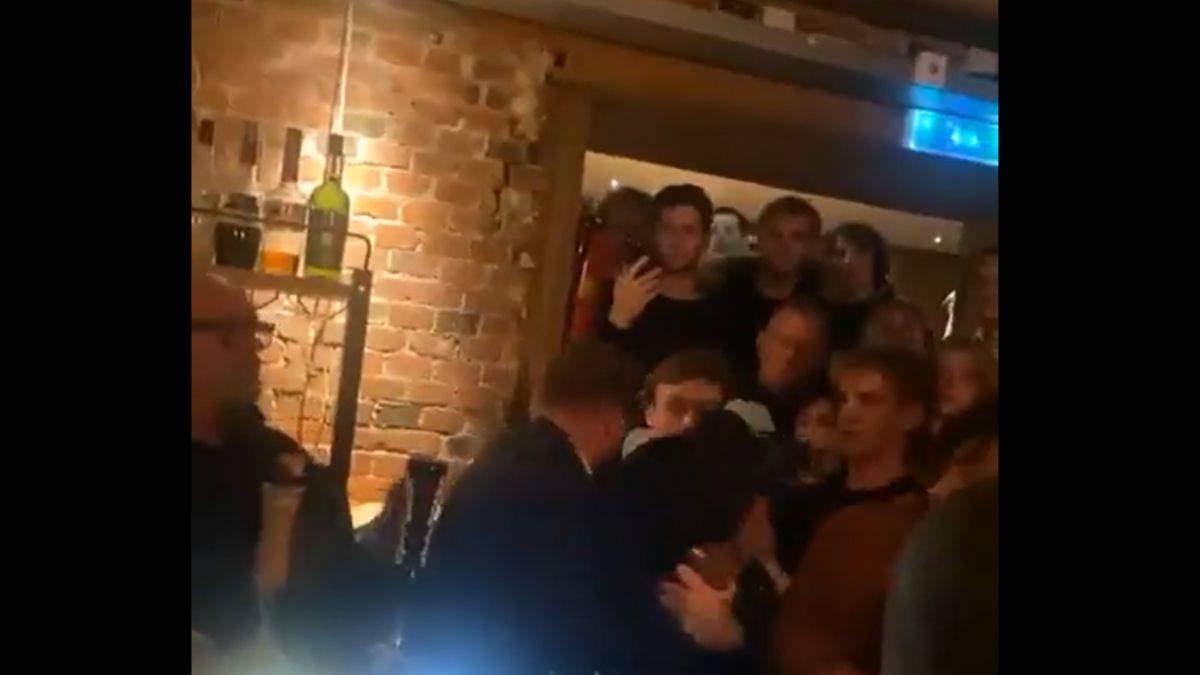 Hollanda'da ırkçı lider Baudet her yerde dayak yiyor