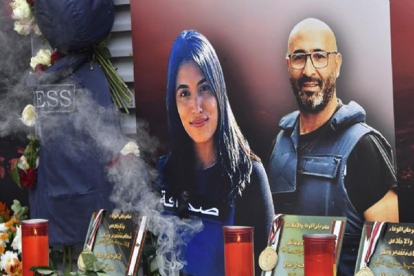 İsrail'in katlettiği 2 gazeteci son yolculuğuna uğurlandı