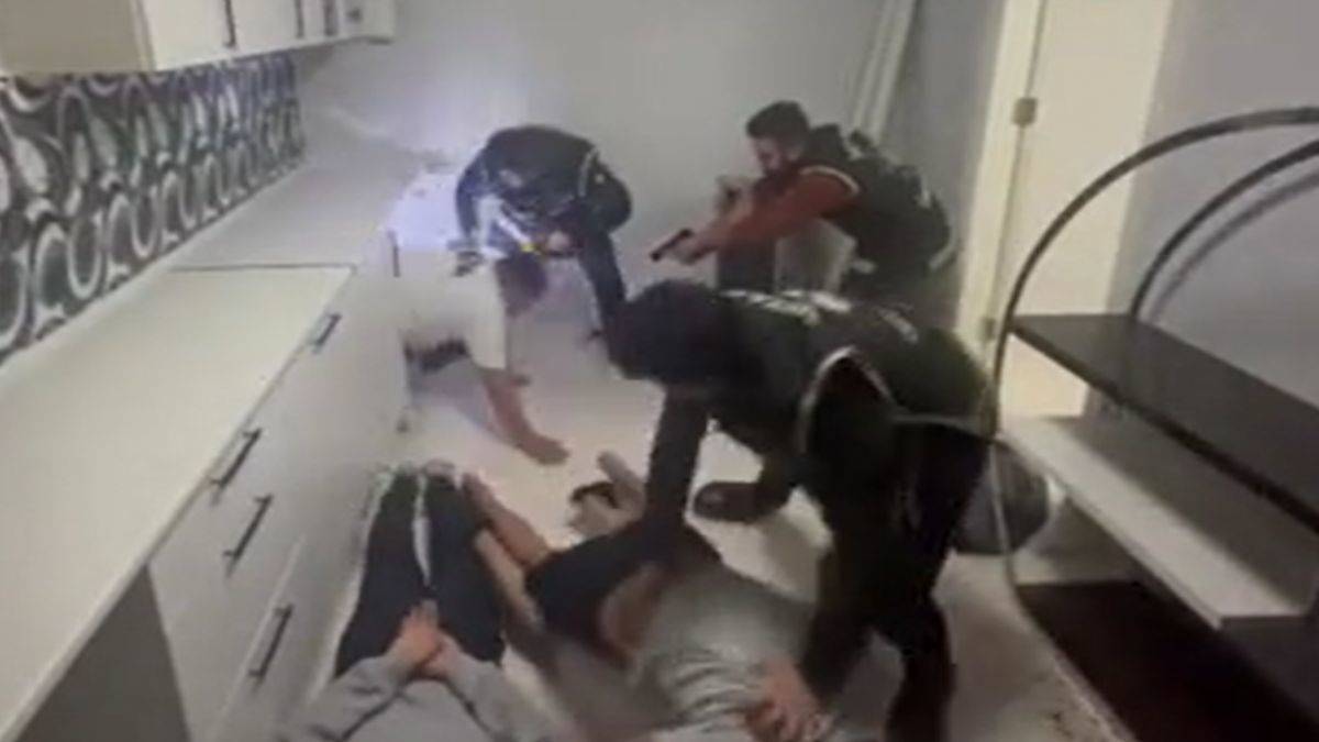 Yolyemezler çetesi lideri gizli bölmede yakalandı