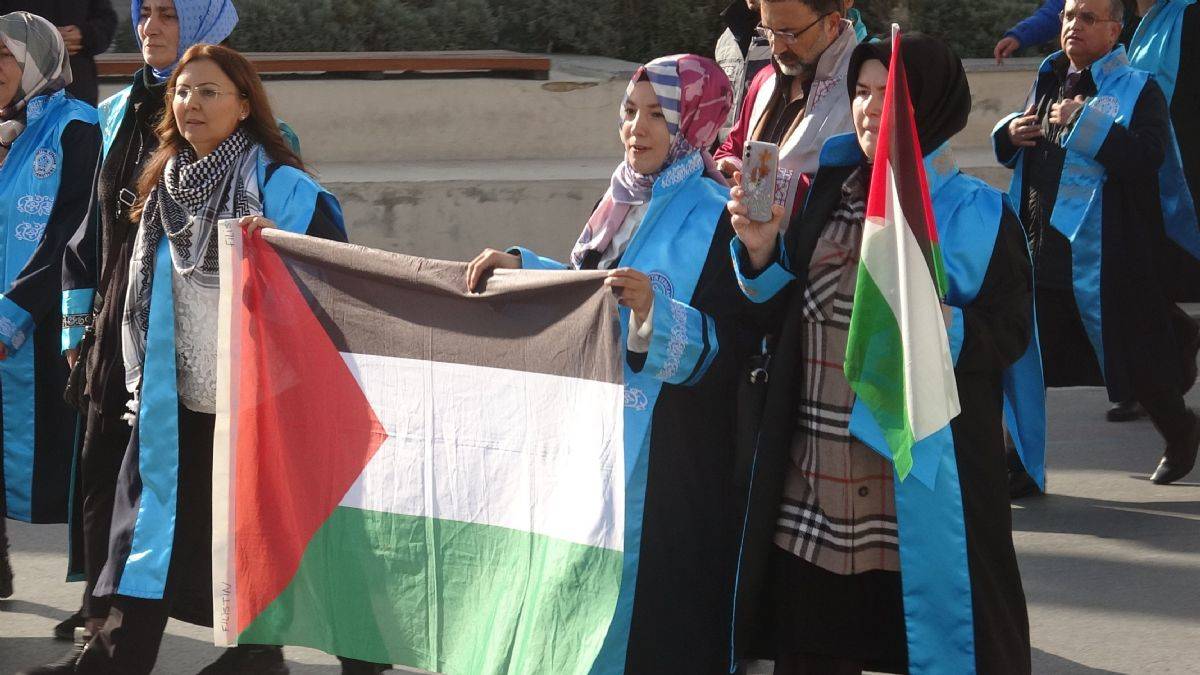 Konya'da akademisyenler Gazze için yürüdü