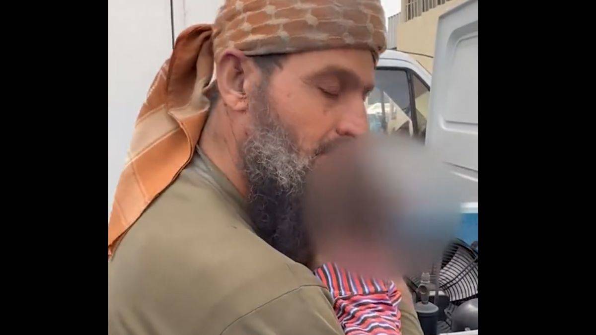 Gazzeli dede, 2 yaşında öldürülen torununa son kez sarıldı