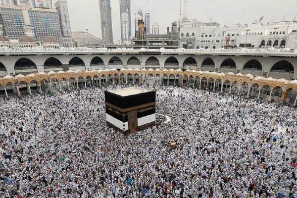 Diyanet uyardı: Turist vizesiyle hac ibadeti yerine getirilemez