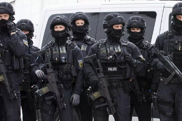 Almanya'da darbe planlayan Reichsbürger örgütüne 8 eyalette 280 noktaya baskın