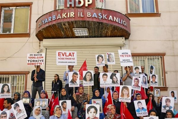 Van'da ailelerin evlat nöbeti kararlılıkla sürüyor