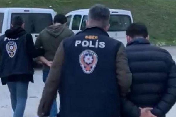 Kendilerini polis olarak tanıtıp, 2 milyon liralık vurgun yaptılar: 2 zanlı yakalandı
