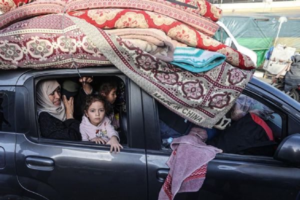 Binlerce Filistinli evlerini görmek için yola çıktı