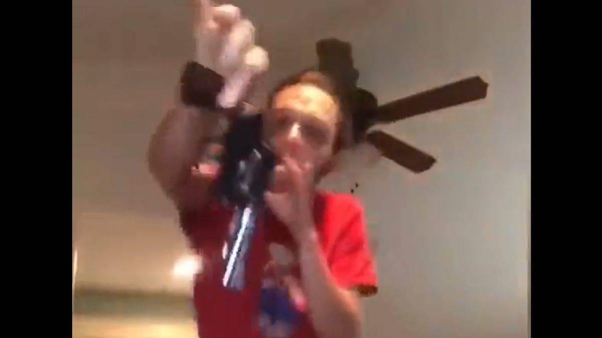 Silahlı dans gösterisi kötü bitti