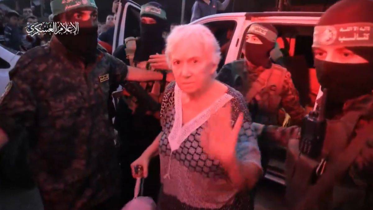 Kassam Tugayları'ndan 'esir teslimi' görüntüleri