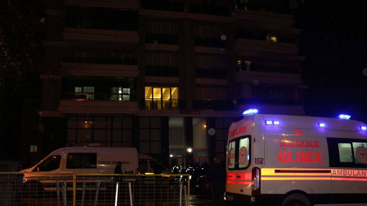 Eşini çocuklarının gözü önünde bıçakla öldürdü