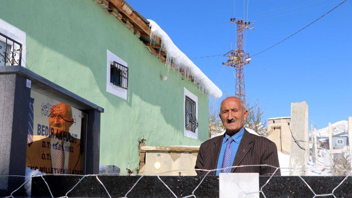 Kravat tutkunu Bedir Akbulut, evinin önüne kendi mezarını yaptırdı