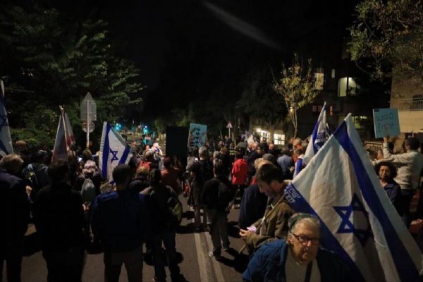 İsrailliler Netanyahu'ya tepkili: İstifa edip hapse girmeli