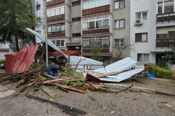 Çatılar uçtu, çökmeler yaşandı! AFAD fırtınanın bilançosunu açıkladı
