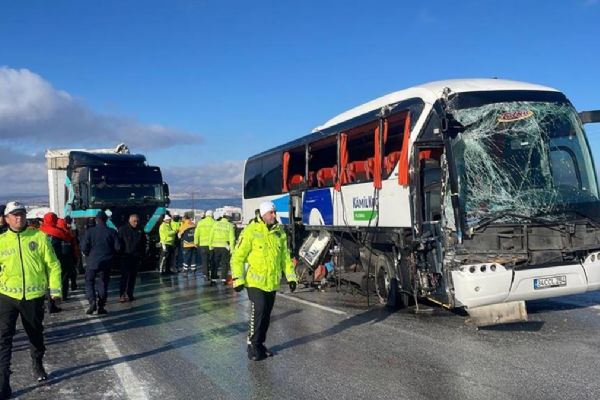 Yolcu otobüsü ile tır çarpıştı: 1 ölü