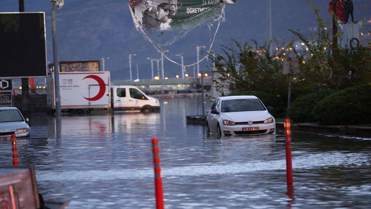 Hatay'da cadde ve sokaklarda su taşkınları