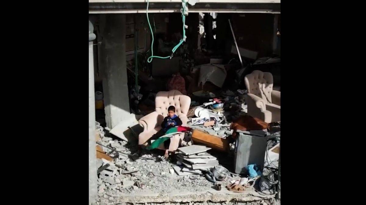 Olağanüstü direniş; Gazzeli çocuk enkazda bayrak salladı