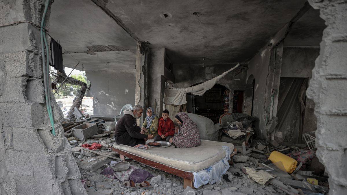 Gazzeli ailenin enkazdaki günlük hayatı