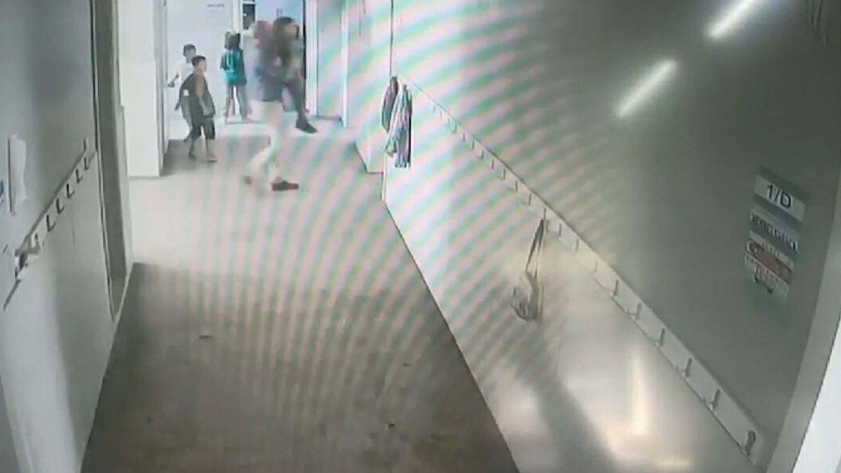 Müdür yardımcısı 6 yaşındaki öğrenciyi havaya kaldırıp fırlattı