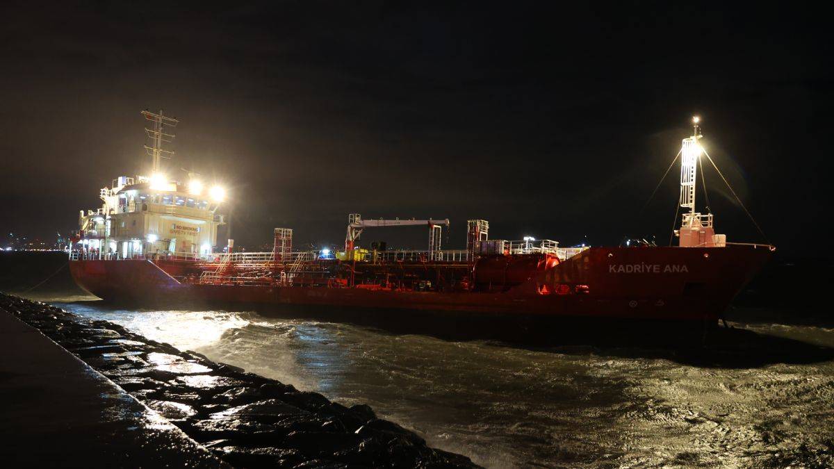 İstanbul'da bir gemi karaya oturdu